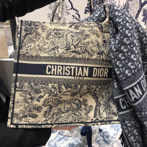 2019人気 ディオールスーパーコピー 刺繍入りキャンバス “DIOR BOOK TOTE”バッグ M1286ZTDT_M928