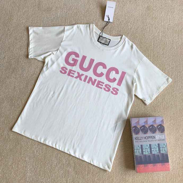 グッチ SEXINESS偽物 プリント オーバーサイズ tシャツ ロゴ
