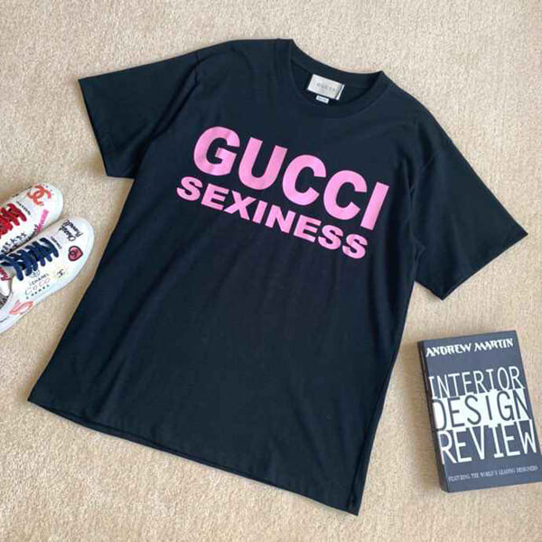 グッチ SEXINESS偽物 プリント オーバーサイズ tシャツ ロゴ