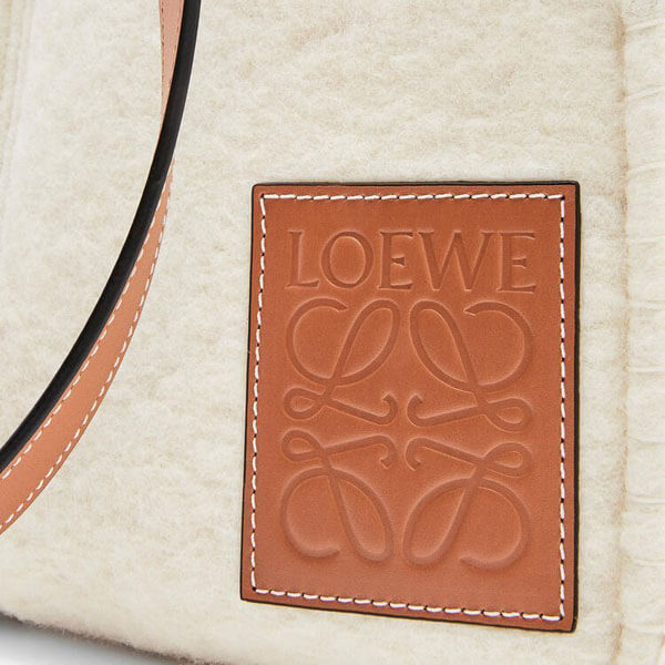【新作】LOEWE*コピー スモールクッショントートバッグ A612A93X13
