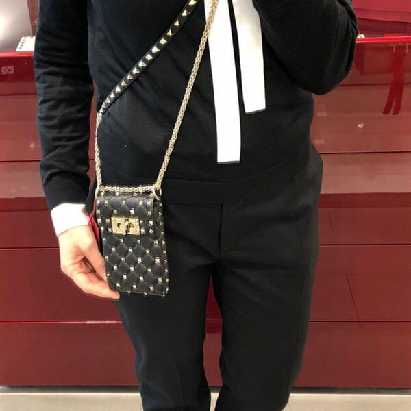 SALE【Valentino】コピーロックスタッドレザースマートフォンケースVCP303