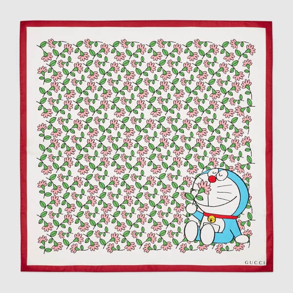 GucciドラえもんxGucci お花畑のドラえもんのシルクスカーフ