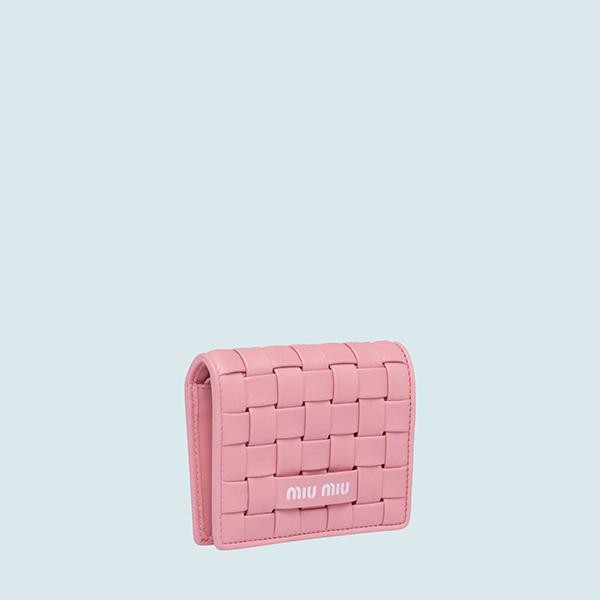 近年モデル miumiu ミュウミュウ　編み込みレザー　折り財布　ピンク MIU MIU - 近年モデル miumiu ミュウミュウ 編み込みレザー 折り