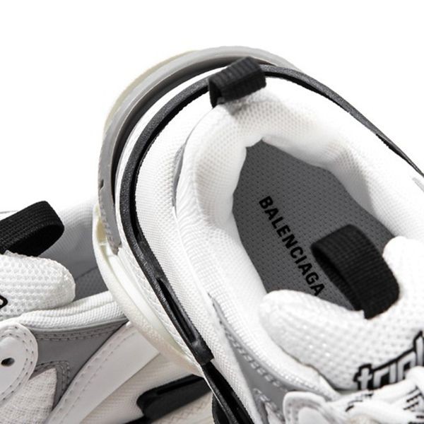★早期完売★BALENCIAGA TRIPLE S スニーカー★送料関税込 送料・関税込☆バレンシアガ☆TRIPLE S レディース☆スニーカー