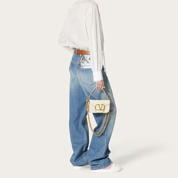 ★VALENTINO★ロコ スモールショルダーバッグ Valentino Garavani Locò Small Shoulder Bag With Jewel Logo