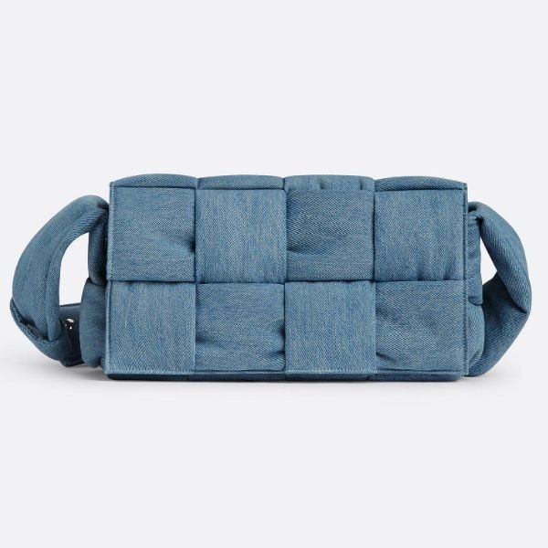 BOTTEGA VENETA カセットパッド デニム クロスボディバッグ BOTTEGA VENETA カセットパッド デニム クロスボディバッグ