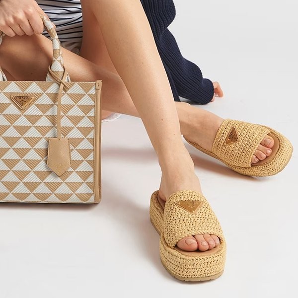 【PRADA】ロゴ付き ラフィア フラットフォームサンダル/ 各色 すぐ届【プラダ コピー】ラフィア フラットフォームサンダル