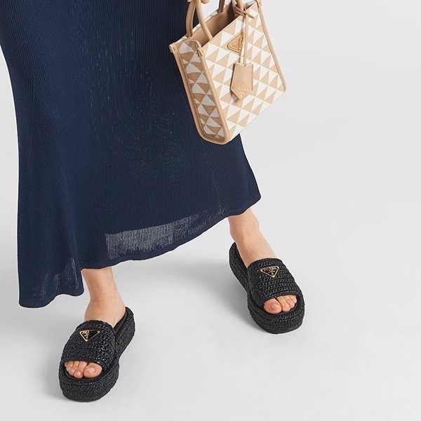 【国内発送★PRADA】ラフィア フラットフォームサンダル すぐ届【プラダ コピー】ラフィア フラットフォームサンダル