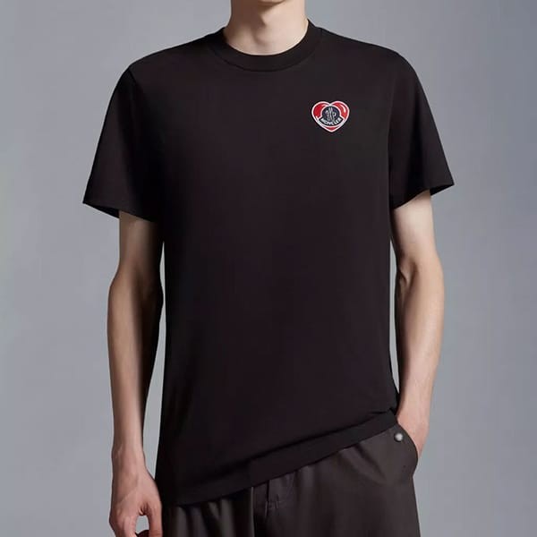 MONCLER 2023/24秋冬新作 ハートモチーフロゴパッチ付きTシャツ MONCLER 2023/24秋冬新作 ハートモチーフロゴパッチ付きTシャツ