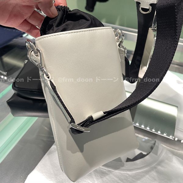 待望の再入荷【プラダ】レザー スマートフォンケース コピー