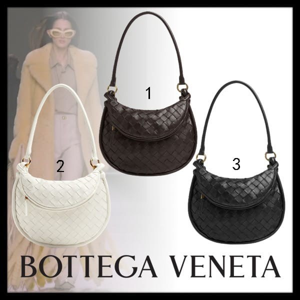 【BOTTEGA VENETA】 ボッテガヴェネタ GEMELLI ショルダーバッグ Bottega Veneta Medium Gemelli Shoulder Bag | Neiman Marcus