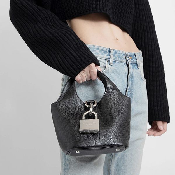 直営店☆BALENCIAGA☆ LOCKER HOBO レザー ハンドバック/ Small Balenciaga Locker Hobo Small Bag in Black | FWRD