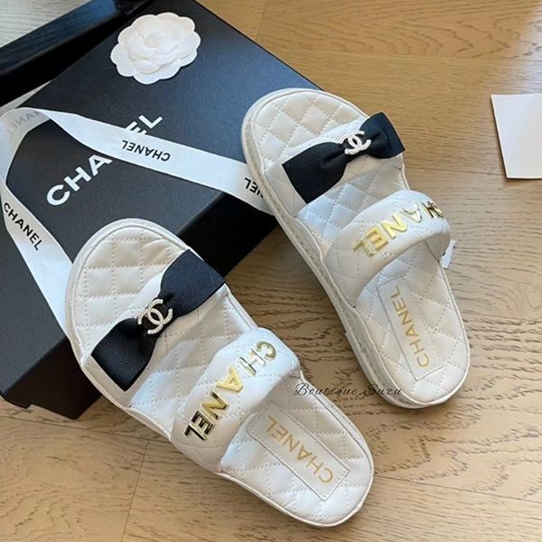 【夏を彩る、白と黒のお洒落ステッチサンダル】CHANEL サンダル 夏を彩る、白と黒のお洒落ステッチサンダル】CHANEL サンダル