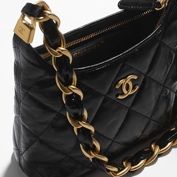 【シンプルコーデを格上げ】シャネル スモールホーボーバック 小脇に抱えられる形が便利 CHANEL スモールホーボーバッグ
