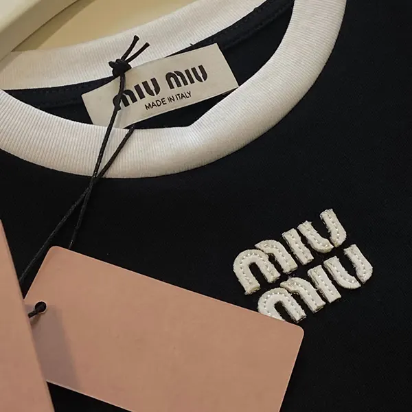 ☆人気☆【MIU MIU】☆刺繍ロゴコットンジャージーTシャツ☆ ミュウミュウ 刺繍ロゴ入りコットンジャージーTシャツ MJN522