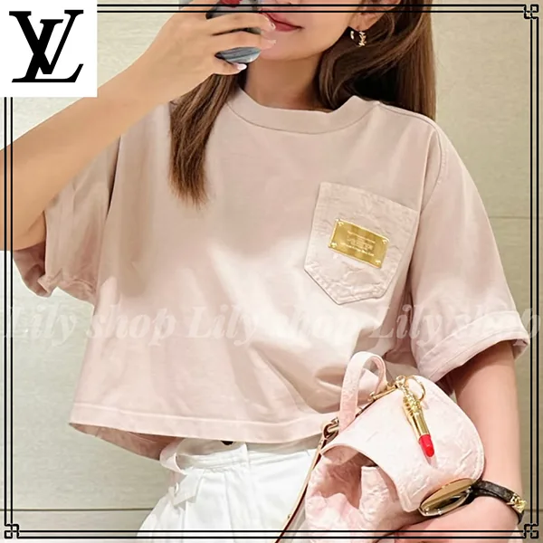 新作レディース*LV*ロゴプレート付 半袖 ピンク Tシャツ 1AIB4 ルイヴィトン パチモン ロゴプレート付 半袖 ピンク Tシャツ