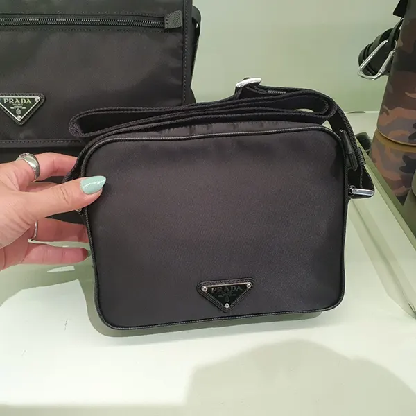 【セール】プラダ☆三角ロゴナイロンショルダーバッグ☆2VH144 PRADA プラダ 人気 ロゴ ナイロン ショルダーバッグ 黒 2VH144