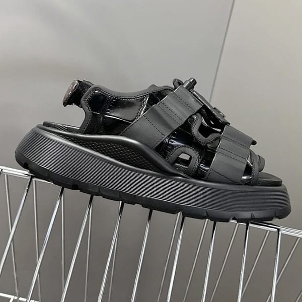 【厚底で履き心地◎】LouisVuitton★サンダル カメレオンライン ルイ・ヴィトンの厚底ウィメンズサンダル、モノグラム