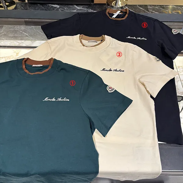 関税なし【モンクレール】ダブルネック&刺しゅうロゴTシャツ 関税なし【モンクレール】ダブルネック&刺しゅうロゴTシャツ